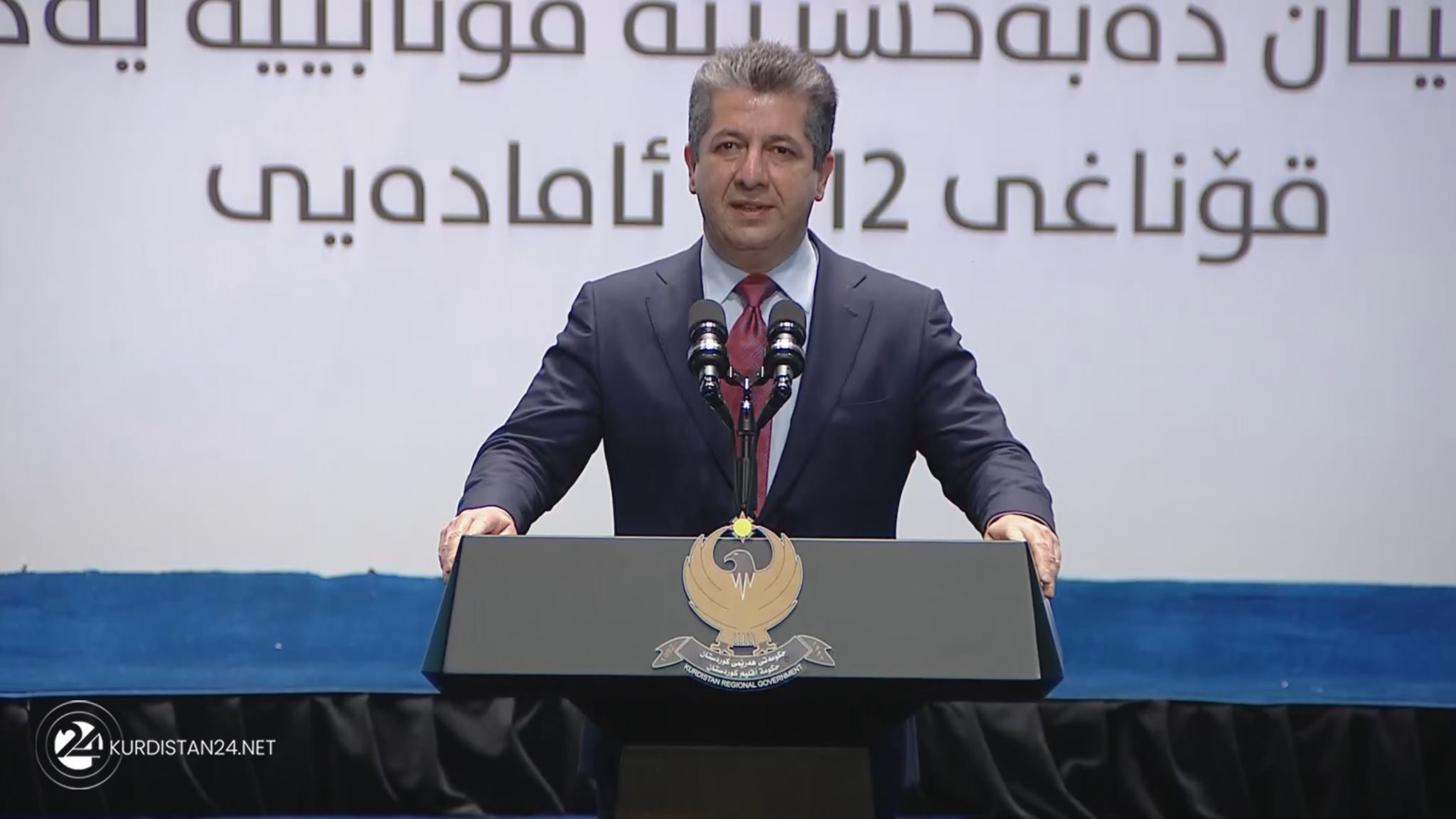 مه‌سرور بارزانی، سه‌رۆكی حكومه‌تی هه‌رێمی كوردستان، له‌ مه‌راسیمی خه‌ڵاتكردنی قوتابییه‌ یه‌كه‌مه‌كان له‌ هه‌ولێر، 20ی 10ی 2021